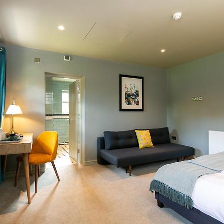 The Cowdray Arms Bed and Breakfast Worth  Buitenkant foto