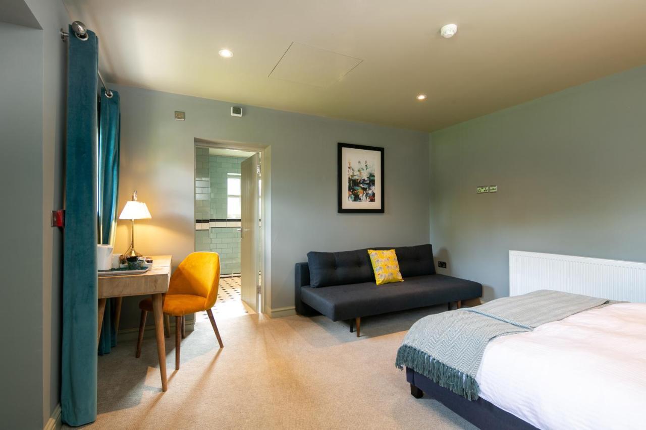 The Cowdray Arms Bed and Breakfast Worth  Buitenkant foto