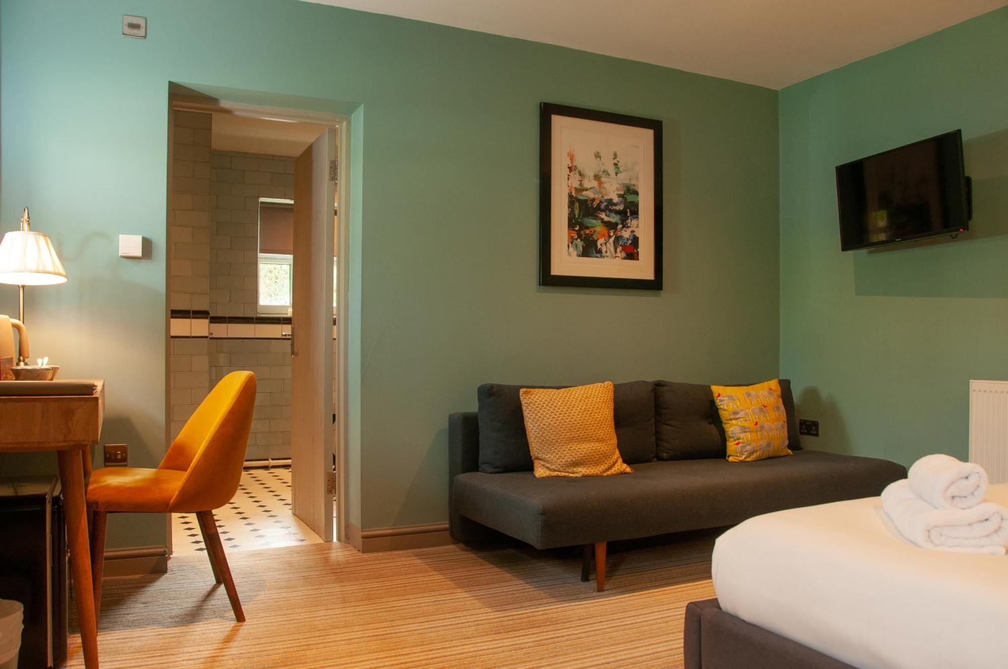 The Cowdray Arms Bed and Breakfast Worth  Buitenkant foto