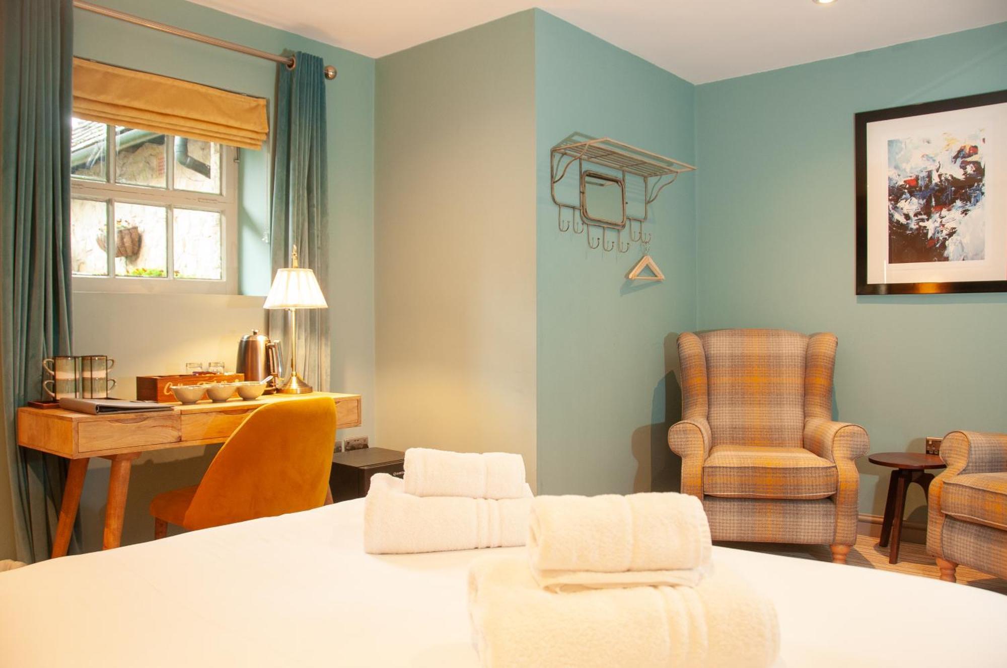 The Cowdray Arms Bed and Breakfast Worth  Buitenkant foto
